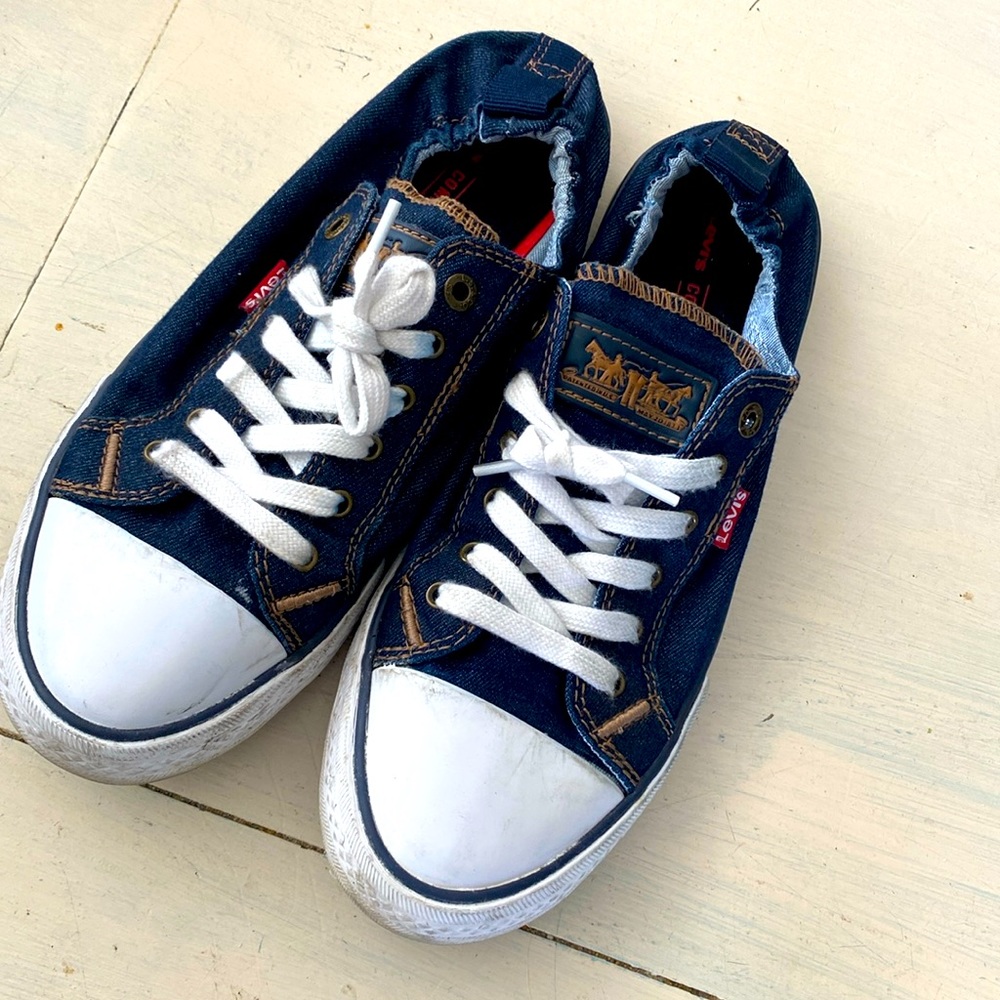Levi’s slip on converse style